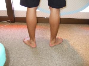1-1ハの字（がにまた）で立つ
