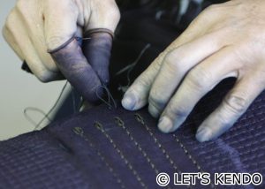 高級品になると、ヘリ革裏側は手祭りで細かく縫い付ける。