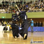 決勝中堅戦、浦安・岡戸が九学・近藤からメンで1本勝ちし後半戦につなぐ。