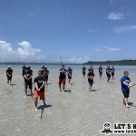 夏合宿では浜辺でランニングや素振りを。